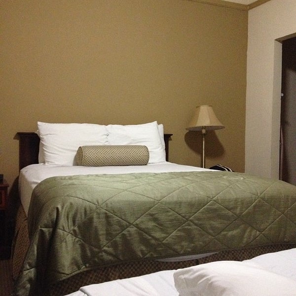 Foto diambil di Powell Hotel oleh Tomoki Y. pada 6/27/2012