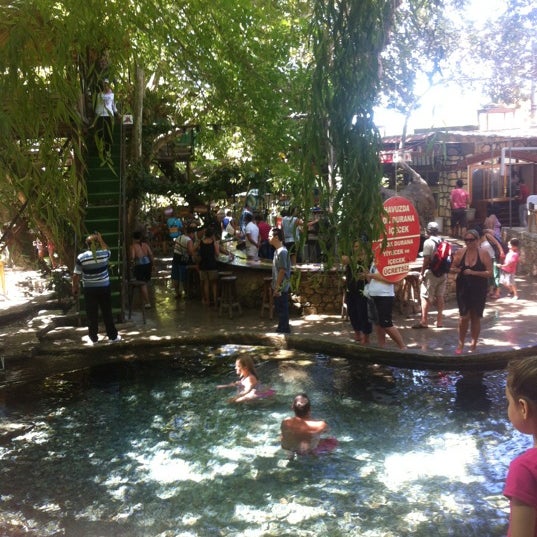 Foto tomada en Orjinal şelale park yaka şelalesi  por Simge el 8/30/2012