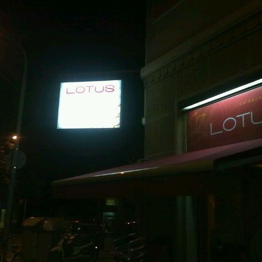 รูปภาพถ่ายที่ Lotus BCN Café y Cocktails โดย Lotus Bcn R. เมื่อ 12/24/2011