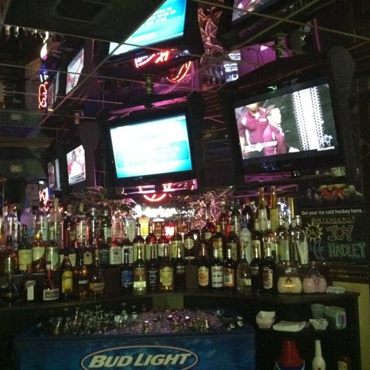 Photo taken at Players Sports Bar &amp; Grille by Sharyn J. on 10/22/2011