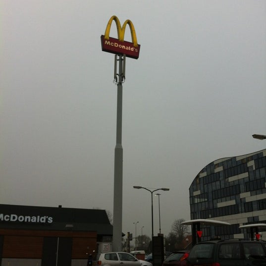 รูปภาพถ่ายที่ McDonald&#39;s โดย Camiël B. เมื่อ 11/23/2011