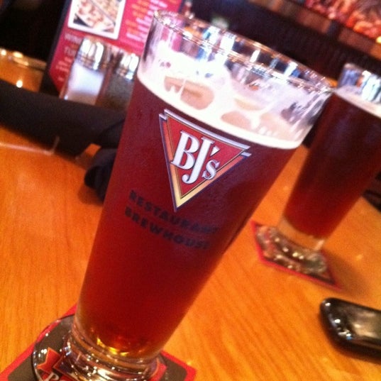 Photo taken at BJ&#39;s Restaurant &amp; Brewhouse by Josh A. on 3/8/2011