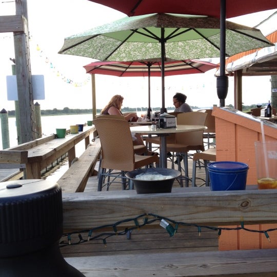 6/13/2012 tarihinde Chuck W.ziyaretçi tarafından Yacht Basin Eatery'de çekilen fotoğraf