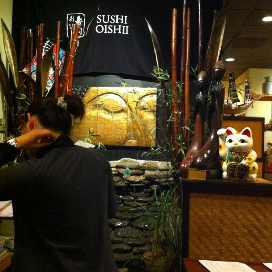 Foto tirada no(a) Sushi Oishii por Mari S. em 4/12/2012