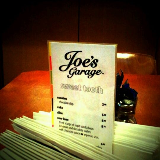 รูปภาพถ่ายที่ Joe&#39;s Garage โดย Radhika R. เมื่อ 2/6/2012