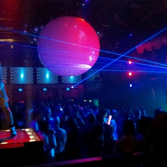 รูปภาพถ่ายที่ Krave Nightclub โดย Christopher J. เมื่อ 7/14/2012