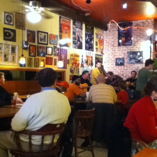 Foto diambil di Tate Street Coffee House oleh Peter J. pada 2/26/2012