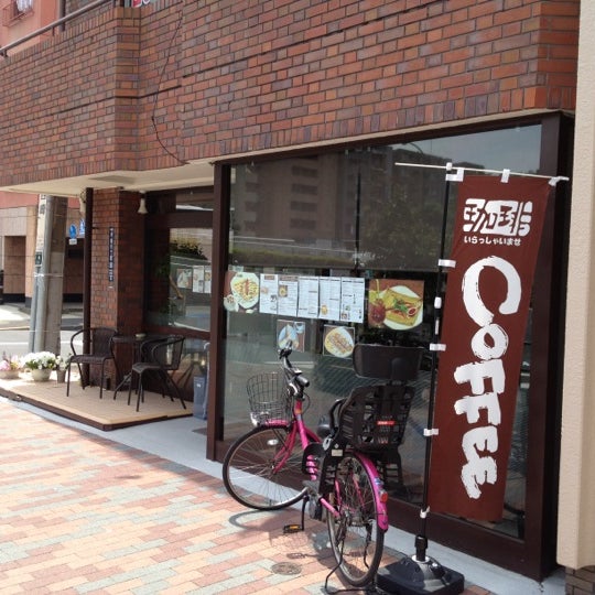 Photo taken at Beeline Cafe by Toshiyuki N. on 6/15/2012