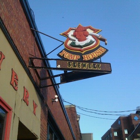 Foto diambil di The Pump House Brewery and Restaurant oleh C B. pada 6/9/2012
