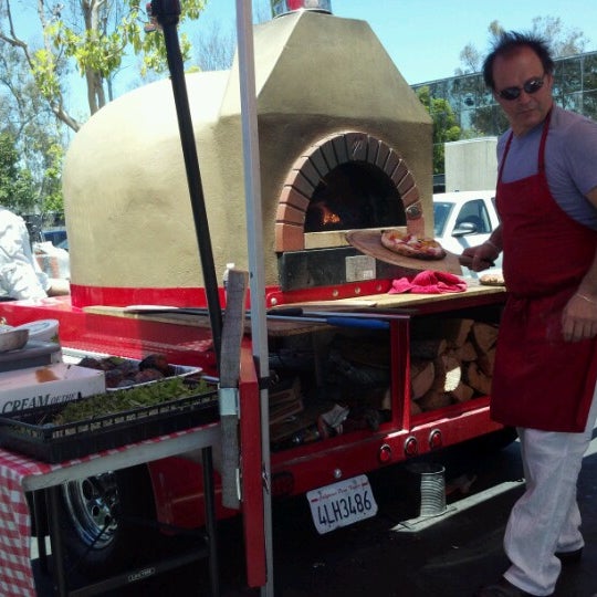 Foto tomada en Red Oven - Artisanal Pizza and Pasta  por Donna P. el 6/29/2012