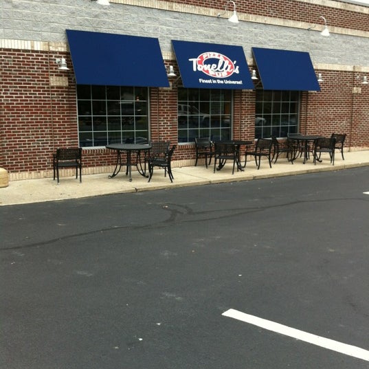 Foto diambil di Tonelli&#39;s Pizza Pub oleh Brian J. pada 7/16/2012