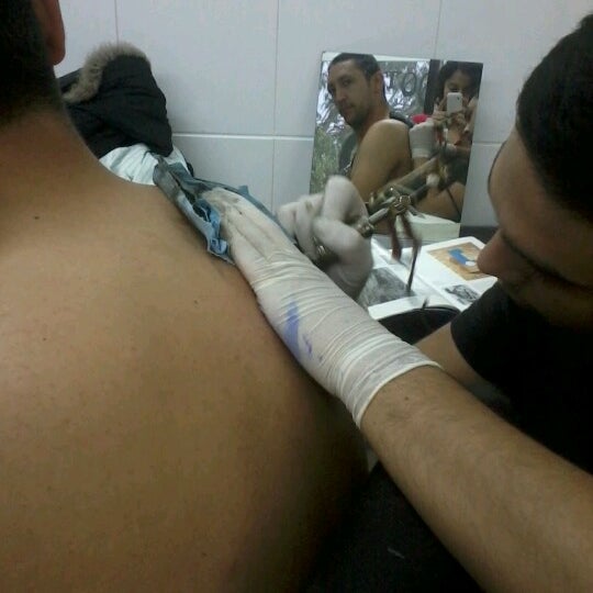 Foto diambil di Body Art Tattoo oleh Cristina C. pada 8/30/2012