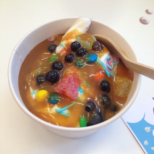 Das Foto wurde bei Yobot Frozen Yogurt von Anastasia am 7/25/2012 aufgenommen