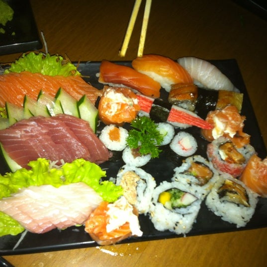 Foto tirada no(a) Kenzo Sushi Lounge por Rafaella S. em 4/19/2012