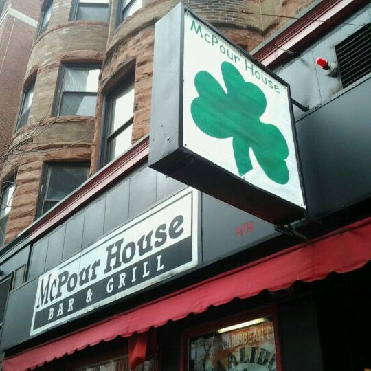 Foto diambil di Pour House Bar &amp; Grill oleh Melissa X. pada 3/15/2012