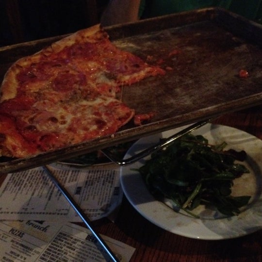 6/10/2012 tarihinde Kandace F.ziyaretçi tarafından Ducali Pizzeria &amp; Bar'de çekilen fotoğraf