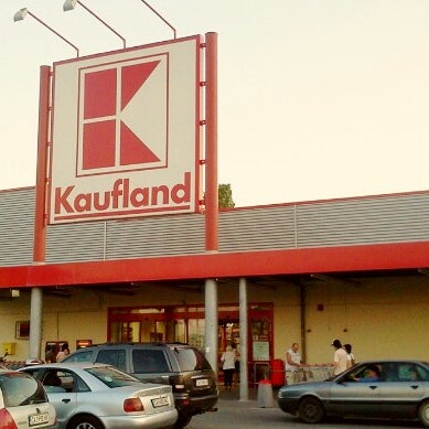 รูปภาพถ่ายที่ Kaufland โดย Ivaylo N. เมื่อ 7/19/2012