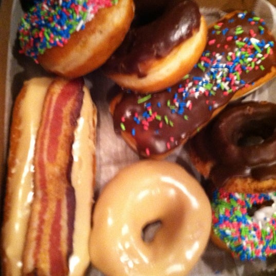 Снимок сделан в YoYo Donuts &amp; Coffee Bar пользователем Danielle C. 6/1/2012