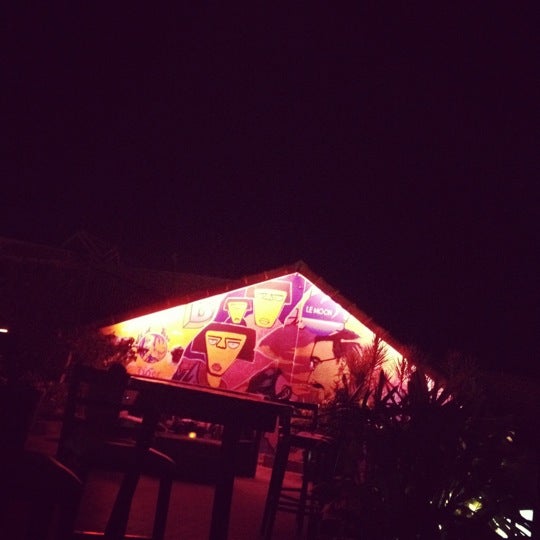 9/2/2012 tarihinde 小倩 钟.ziyaretçi tarafından Le Moon Rooftop Lounge'de çekilen fotoğraf