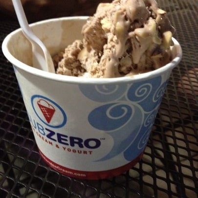 9/9/2012 tarihinde Ashley W.ziyaretçi tarafından Sub Zero Ice Cream &amp; Yogurt'de çekilen fotoğraf