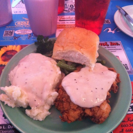 Foto tirada no(a) 63 Diner por Shannon C. em 5/24/2012