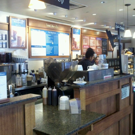รูปภาพถ่ายที่ Peet&#39;s Coffee &amp; Tea โดย Jeph F. เมื่อ 6/22/2012