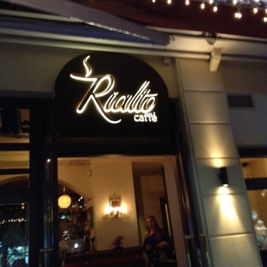 Photo prise au Rialto Caffe Wine Bar par Harris.MK® le4/19/2012