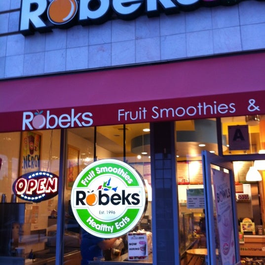 รูปภาพถ่ายที่ Robeks Fresh Juices &amp; Smoothies โดย Nick G. เมื่อ 6/14/2012