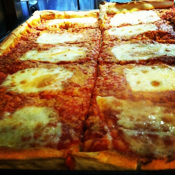 Foto tomada en Rizzo&#39;s Fine Pizza  por Jesse S. el 6/18/2012