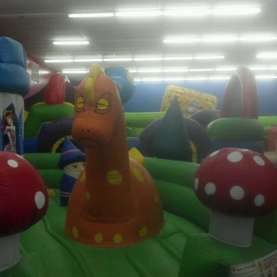 Снимок сделан в Locomotion Inflatable Play пользователем Evan M. 7/18/2012