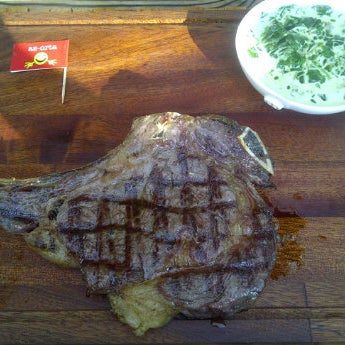 Foto diambil di Beeves Steakhouse oleh Ugur M. pada 3/25/2012