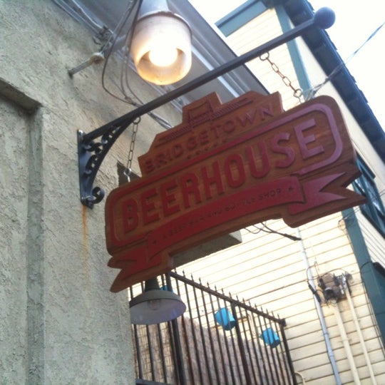 Foto tirada no(a) Bridgetown Beerhouse por Michael P. em 6/22/2012