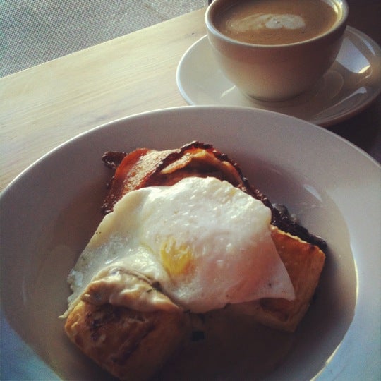 4/7/2012 tarihinde Kat L.ziyaretçi tarafından Cafe Ghia'de çekilen fotoğraf