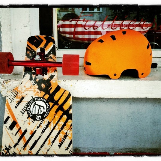 Снимок сделан в UrbanBoarding Longboard und Skateboard Shop пользователем Markus Y. 7/11/2012
