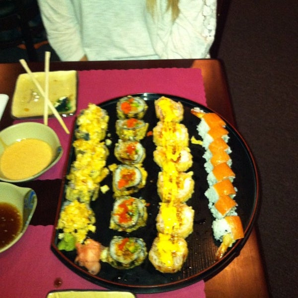 9/1/2012 tarihinde Andy L.ziyaretçi tarafından Yashi Sushi'de çekilen fotoğraf