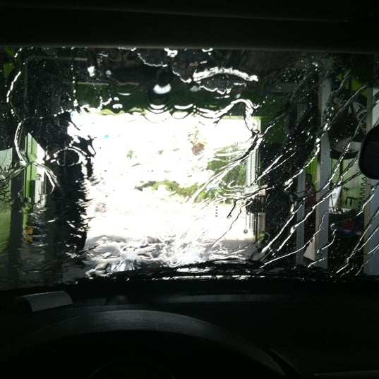 Photo prise au Breezy&#39;s Car Wash par Eugene L. le8/25/2012