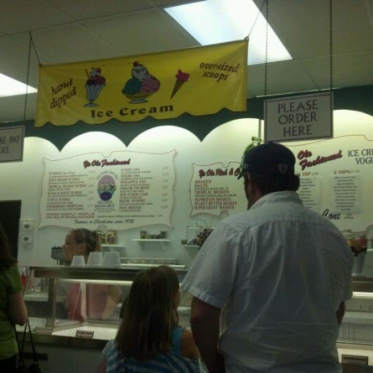 Foto diambil di Ye Ole Fashioned Ice Cream &amp; Sandwich Café oleh Kevin O. pada 5/31/2012