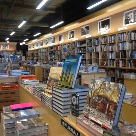 Photo taken at Hennessey + Ingalls Bookstore by MAKIKO I. on 3/24/2012