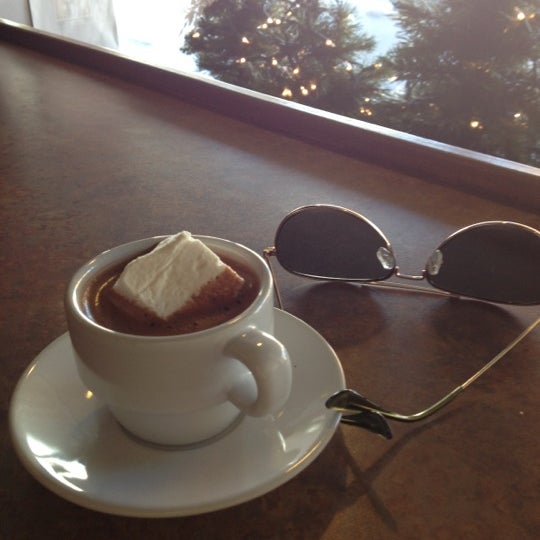 2/11/2012 tarihinde Greta W.ziyaretçi tarafından Cedarburg Coffee Roastery'de çekilen fotoğraf