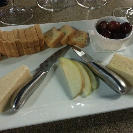 Снимок сделан в Tastings - A Wine Experience пользователем Betty L. 9/12/2012
