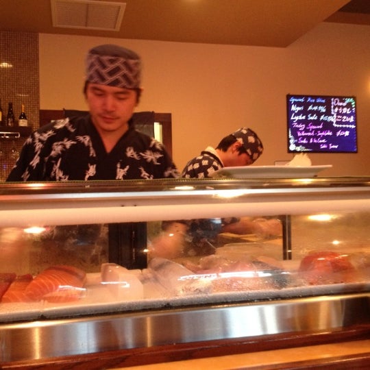 Foto tomada en Fancy Sushi and Grill  por Amanda F. el 3/15/2012