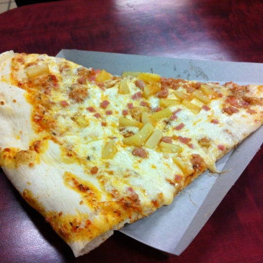 Снимок сделан в Big Slice Pizza пользователем @iamBraga 4/23/2012