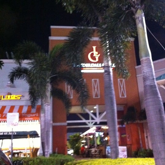 Снимок сделан в Lauderdale Grill пользователем Blaise A. 11/12/2011
