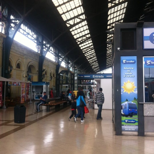 รูปภาพถ่ายที่ Mall Paseo Arauco Estación โดย Santiago F. เมื่อ 3/11/2012