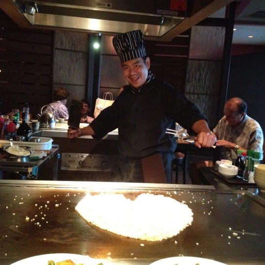 Photo taken at DaRuMa- Japanese Steakhouse and Sushi Lounge by Micaela on 7/21/2012