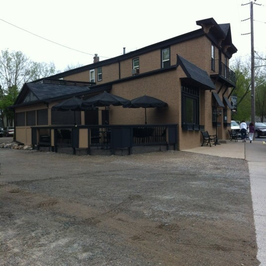 River Inn Bar & Grill 28 tips de 510 visitantes