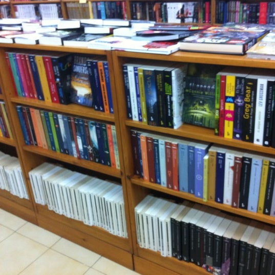 Photo taken at Librería Gigamesh by Antonio T. on 4/18/2012