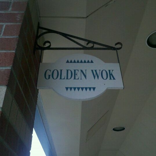Photo prise au Golden Wok Restaurant par Dom D. le9/6/2011