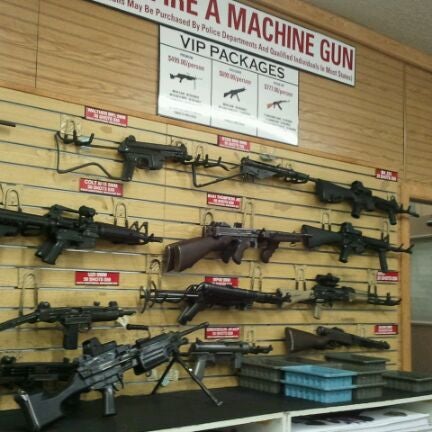 Photo prise au The Gun Store par Robin Y. le1/4/2012