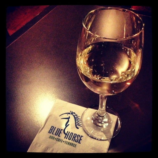 Foto tomada en Blue Horse Restaurant &amp; Bar  por Leslie W. el 4/28/2012